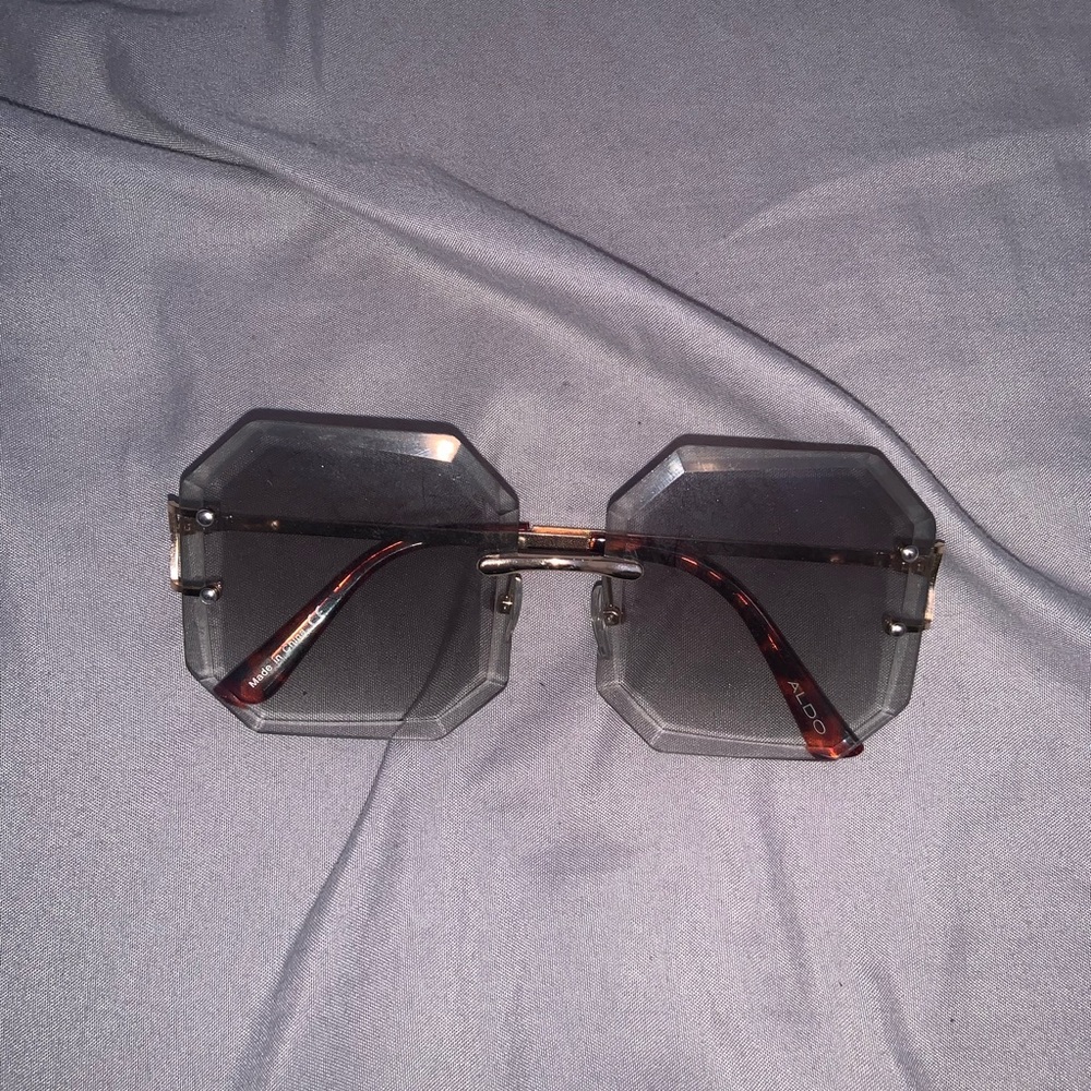 GREEN TINT SUNGLASSES